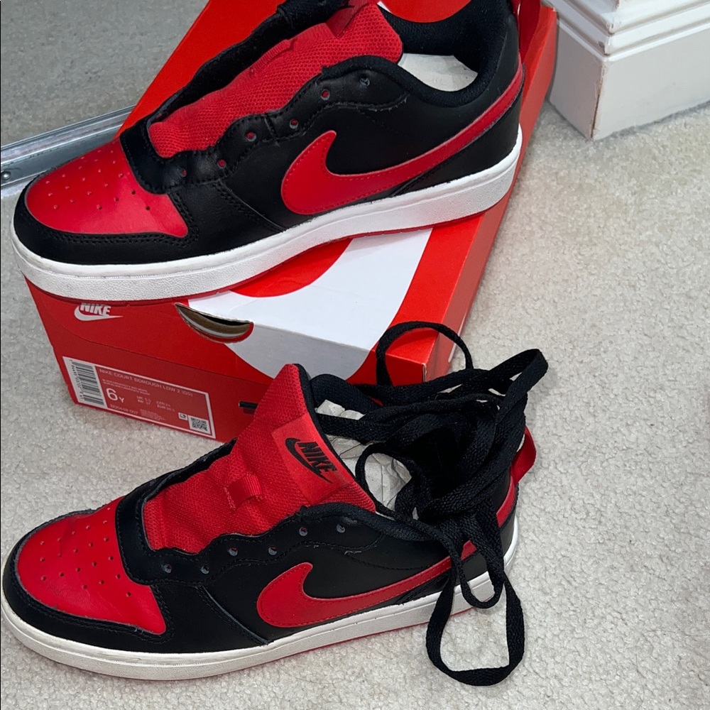 Nike Court Borough low2 (big kid) black /university Red/white size 6m